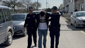 Adana’da ayağıyla otomobil kullanan sürücü yakalandı