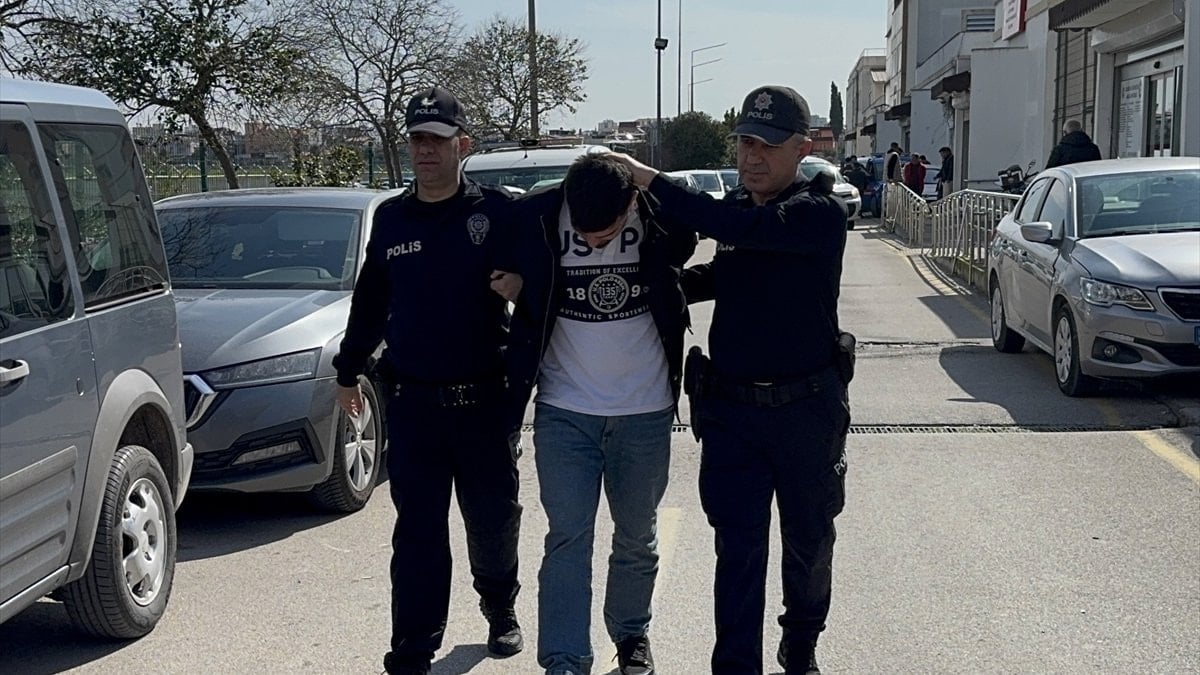 Adana’da ayağıyla otomobil kullanan sürücü yakalandı