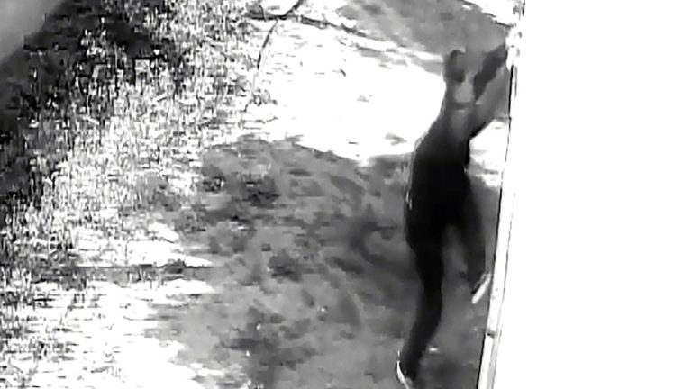 Adana’da balkon hırsızlığı kamerada: Dizüstü bilgisayarı alıp kaçtı