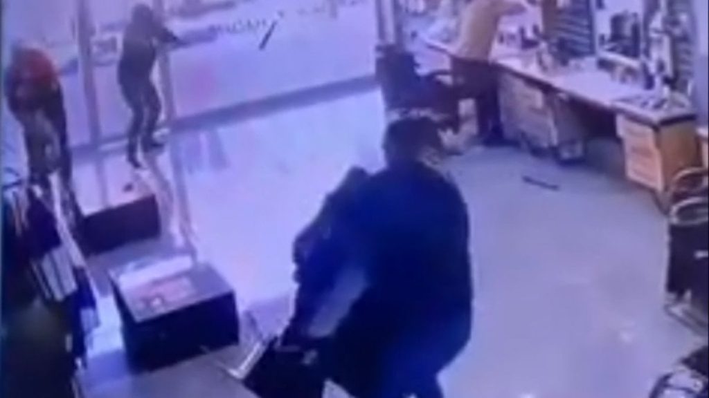 Adana’da berber dükkanına düzenlenen silahlı saldırı kameraya yansıdı