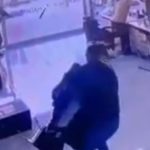 Adana’da berber dükkanına düzenlenen silahlı saldırı kameraya yansıdı