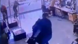 Adana’da berber dükkanına düzenlenen silahlı saldırı kameraya yansıdı