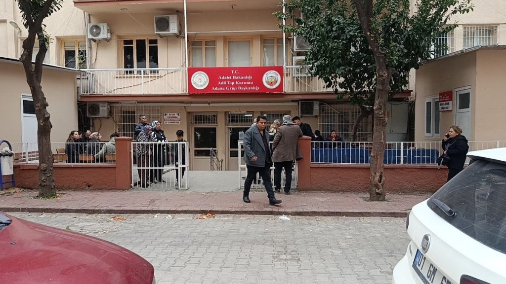 Adana’da bıçaklı saldırı: 17 yaşındaki çocuk öldü, 2 ağabeyi yaralandı
