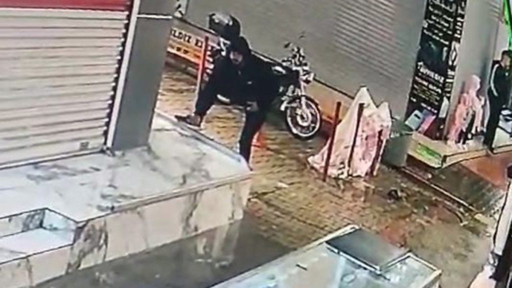 Adana’da fiyat sormak için girdiği iş yerinin vitrinindeki telefonu çaldı: Hoşuma gitti