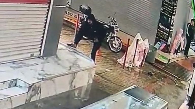 Adana’da fiyat sormak için girdiği iş yerinin vitrinindeki telefonu çaldı: Hoşuma gitti