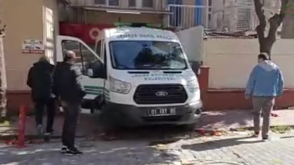 Adana’da iş yerinde pusuya düşürülen adam silahlı saldırıda hayatını kaybetti