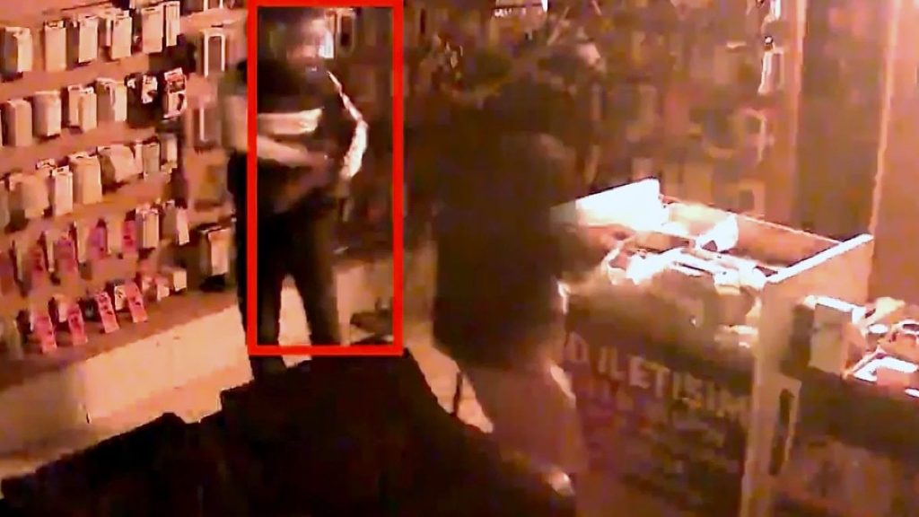 Adana’da kaldırım taşıyla camları kırıp, hırsızlık yaptılar