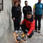 Adana’da mahallenin bakkal borcunu ödeyip, veresiye defterini yaktı