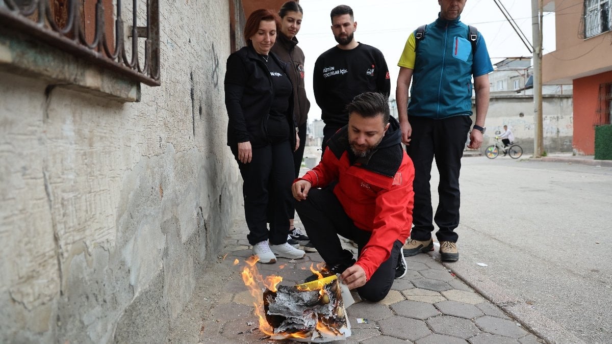 Adana’da mahallenin bakkal borcunu ödeyip, veresiye defterini yaktı