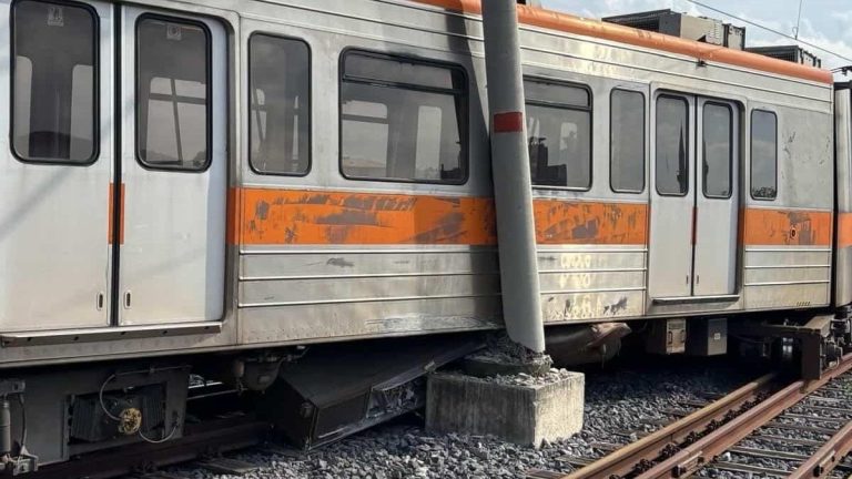 Adana’da metro vagonu raydan çıkarak direğe çarptı