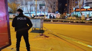 Adana’da otobüs beklerken husumetlisinin silahlı saldırısında ağır yaralandı