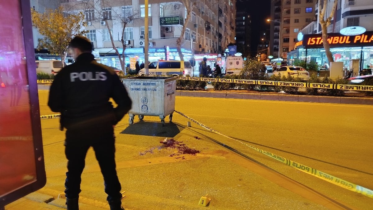 Adana’da otobüs beklerken husumetlisinin silahlı saldırısında ağır yaralandı