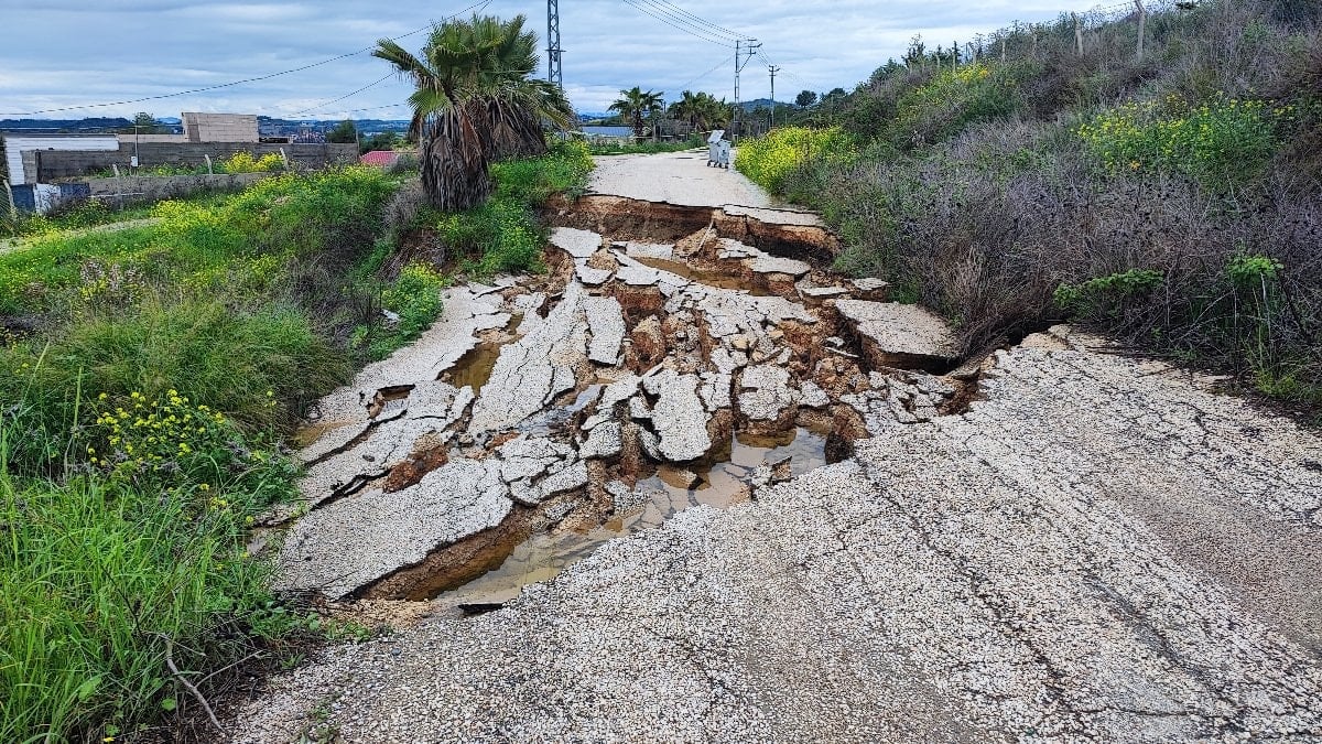 Adana’da sağanak heyelana yol açtı: Yol çöktü, trafik kapatıldı