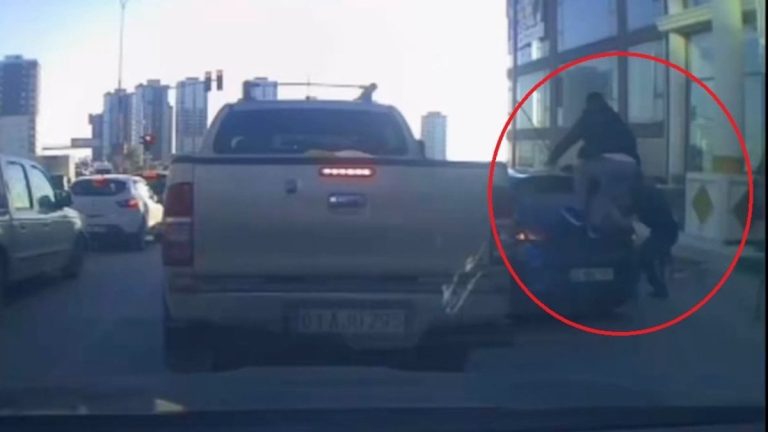 Adana’da tartışma büyüdü: Otomobile sopa ve sandalyelerle zarar verdiler