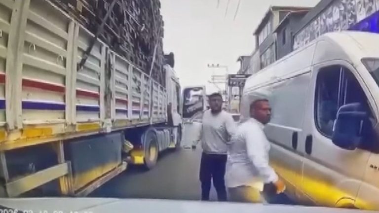 Adana’da tır sürücüsü, yanındaki kişiyle birlikte otomobil sürücüsüne saldırdı