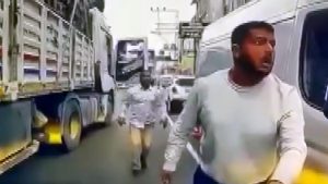 Adana’da tırla otomobilin önünü kesip, tehditler savurdu