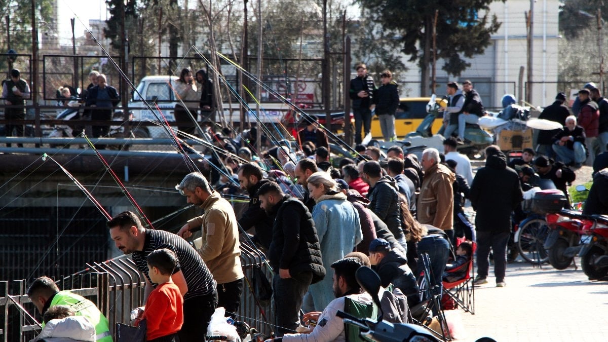 Adana’da yasağın başladığı gün balık tutanlar görüntülendi