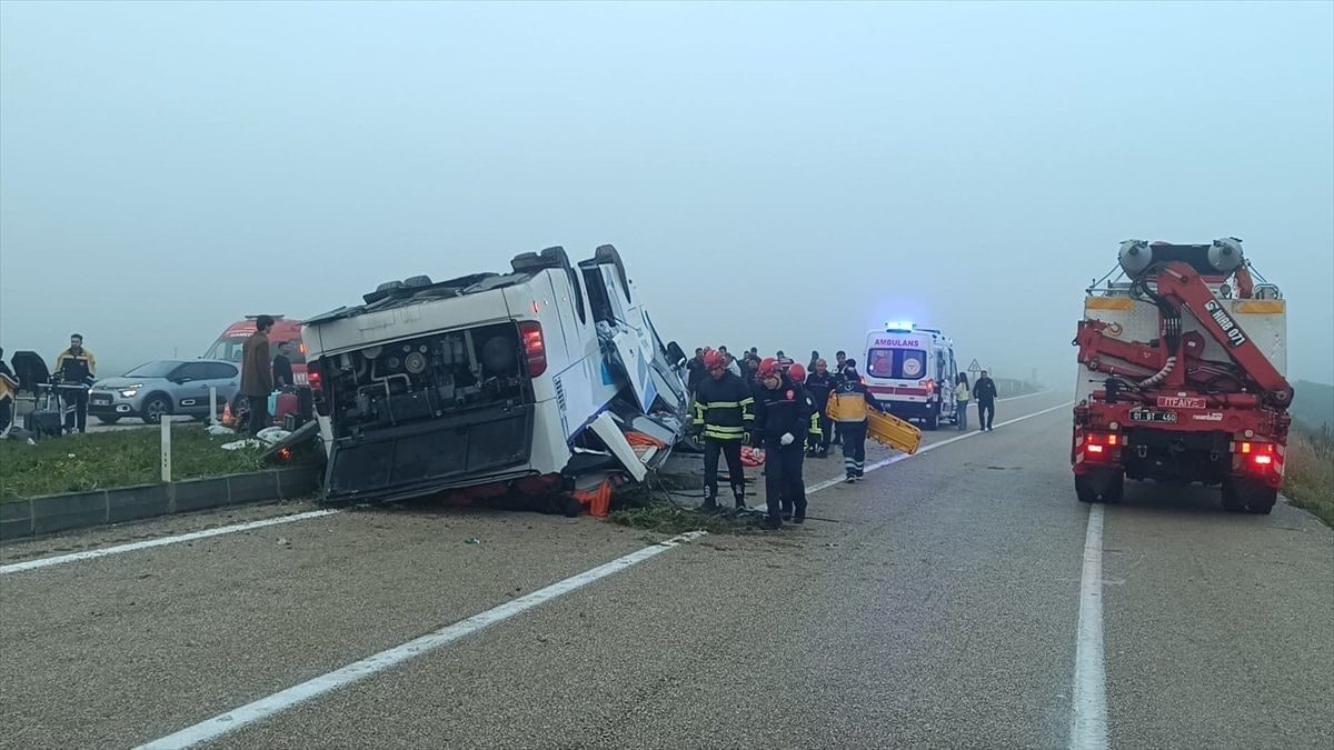 Adana’da yolcu otobüsü devrildi