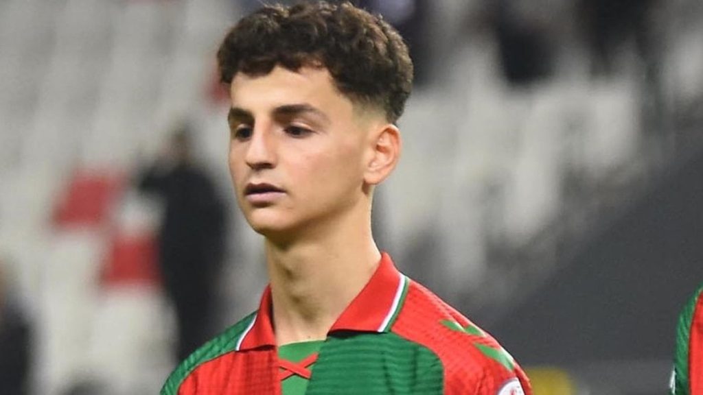 Adem Yeşilyurt Fenerbahçe’ye imza attı, formayı kaptırdı