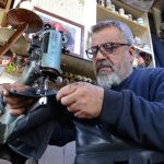 Adıyaman’da babadan oğula geçen ayakkabı tamirciliği: 30 yıldır aynı dükkandalar