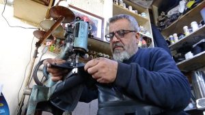 Adıyaman’da babadan oğula geçen ayakkabı tamirciliği: 30 yıldır aynı dükkandalar