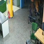 Afyonkarahisar’da 17 yaşındaki çocuğun bıçaklandığı anlar kamerada