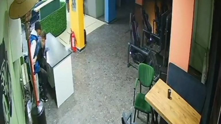 Afyonkarahisar’da 17 yaşındaki çocuğun bıçaklandığı anlar kamerada