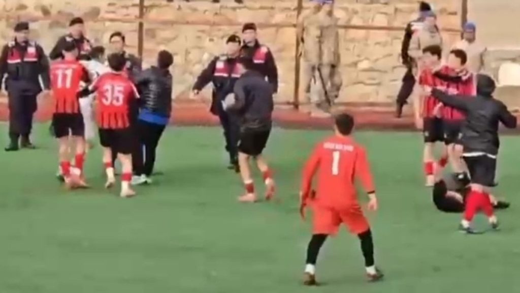 Afyonkarahisar’da amatör maçta bitiş düdüğüyle saha karıştı