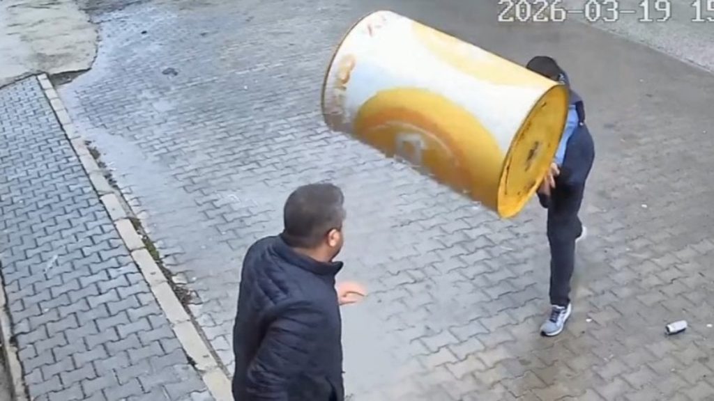 Afyonkarahisar’da çıkan kavgada variller havada uçuştu