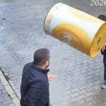 Afyonkarahisar’da çıkan kavgada variller havada uçuştu