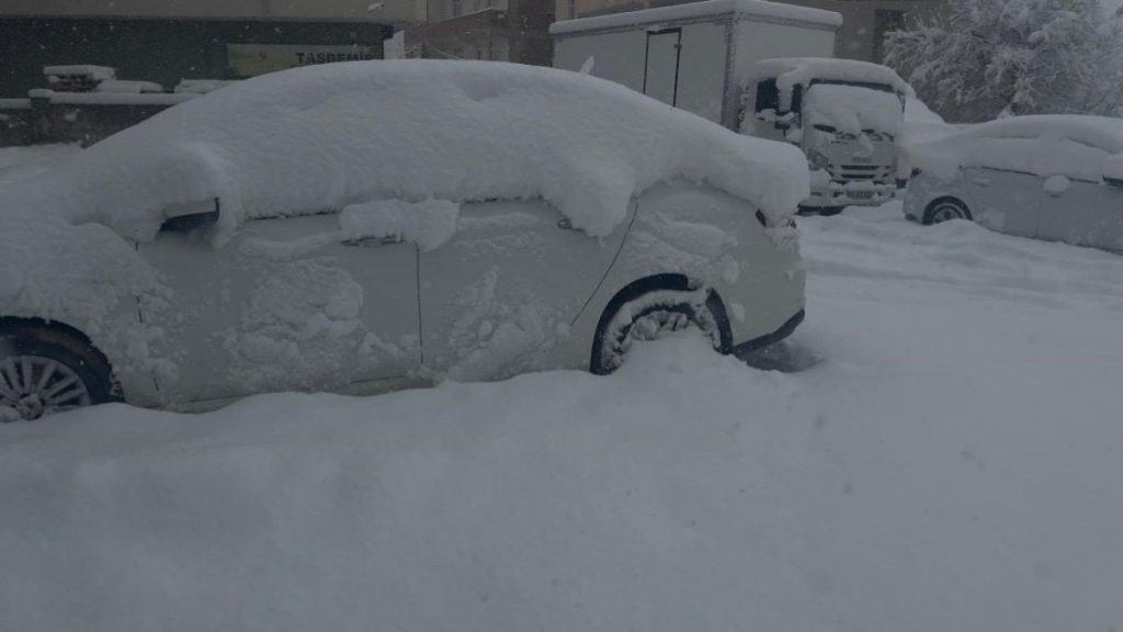 Ağrı’da bahar ayında 40 santimetre kar yağdı