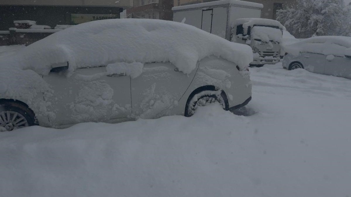 Ağrı’da bahar ayında 40 santimetre kar yağdı