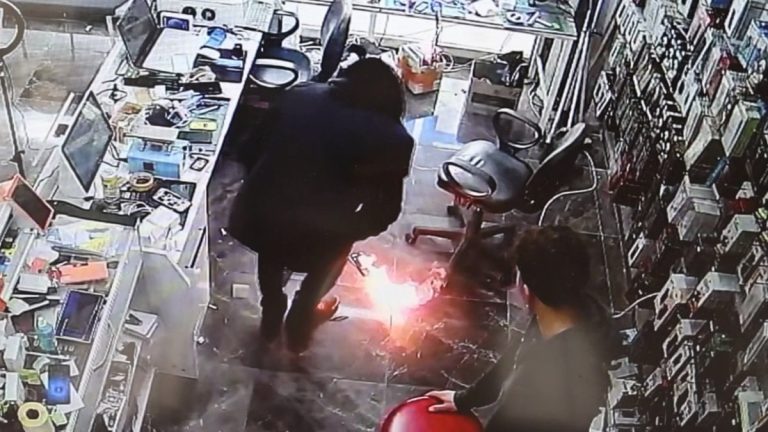 Aksaray’da cep telefonu adeta bomba gibi patladı