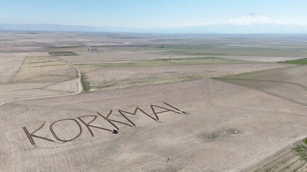 Aksaraylı çiftçiden 12 Mart’a özel mesaj: Tarlasına ‘Korkma’ yazıdırdı