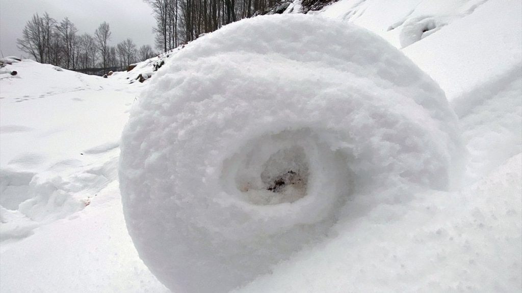 Amasya’da nadir rastlanan doğa olayı: Kar ruloları
