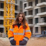 Ankara’da 20 yaşındaki kule vinç operatörü olan genç kız, ekmeğini gökyüzünde kazanıyor