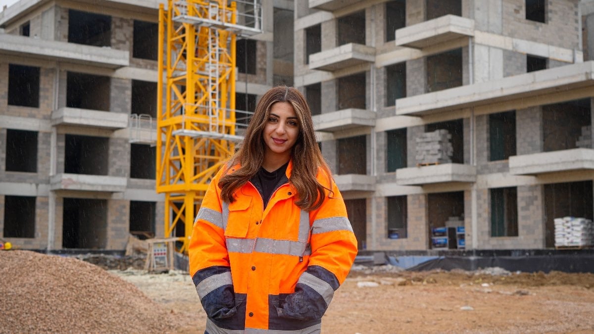 Ankara’da 20 yaşındaki kule vinç operatörü olan genç kız, ekmeğini gökyüzünde kazanıyor