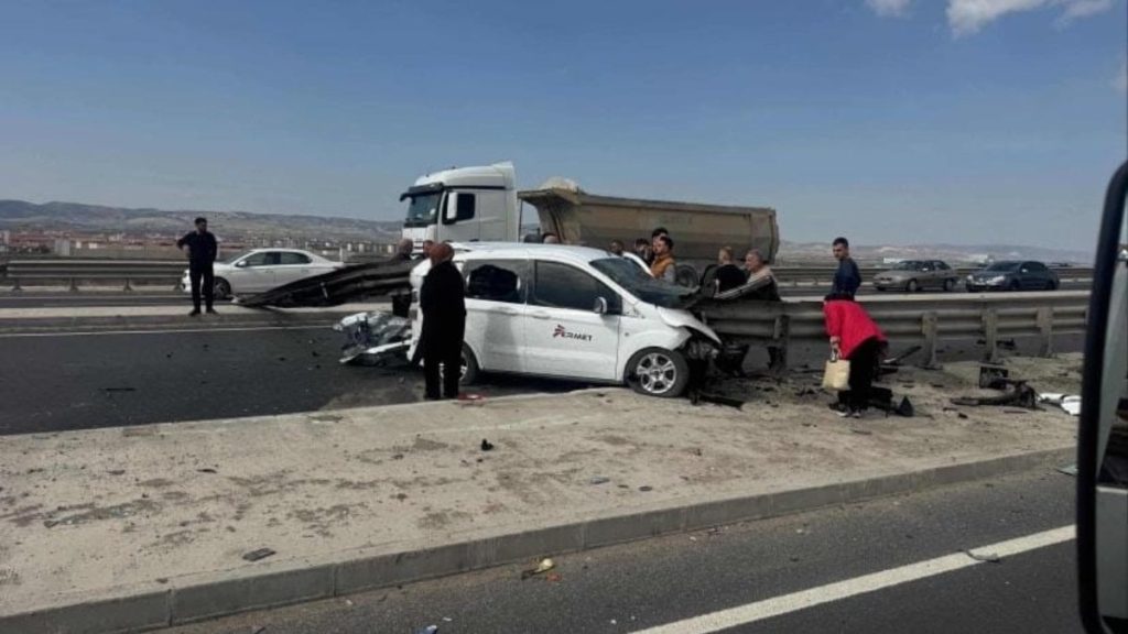 Ankara’da kontrolden çıkan araç, bariyerlere saplandı