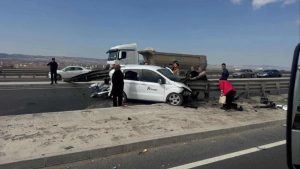 Ankara’da kontrolden çıkan araç, bariyerlere saplandı