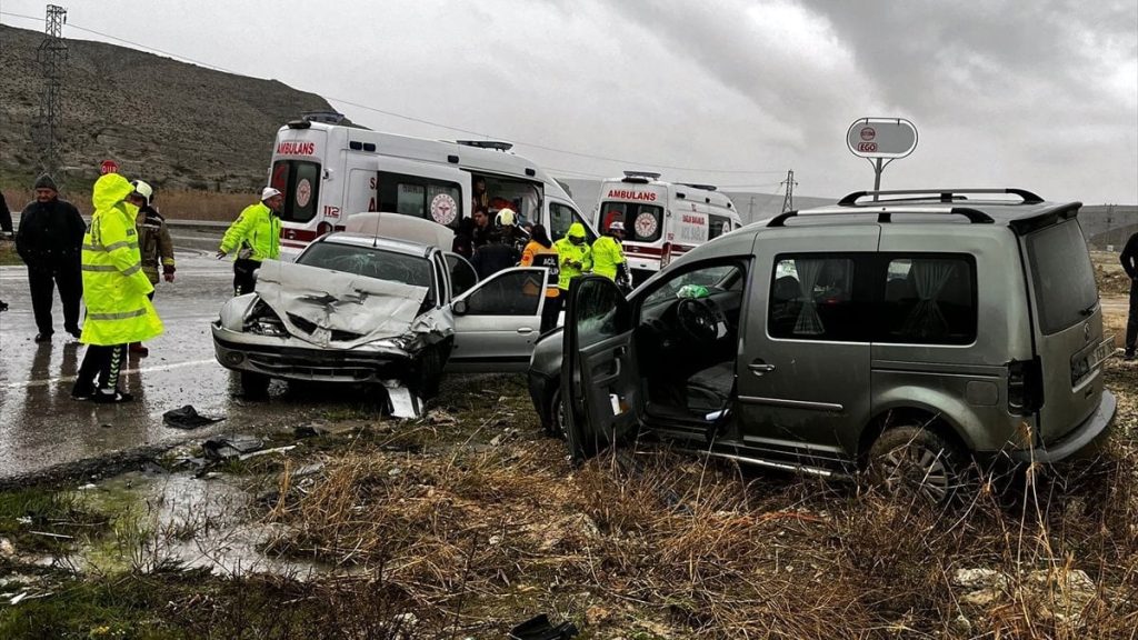 Ankara’da otomobille ticari araç çarpıştı: 1 ölü 4 yaralı