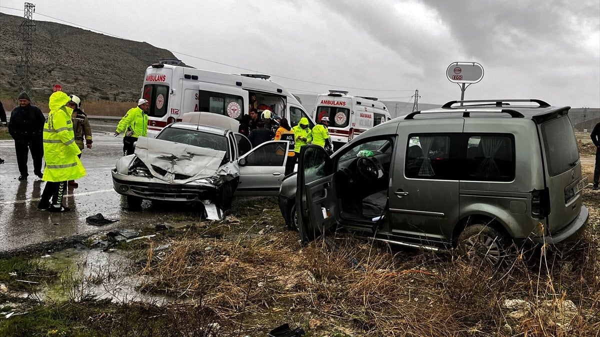 Ankara’da otomobille ticari araç çarpıştı: 1 ölü 4 yaralı
