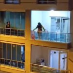 Ankara’da sinir krizi geçiren kadın balkondaki eşyaları yola fırlattı