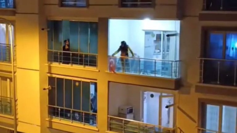 Ankara’da sinir krizi geçiren kadın balkondaki eşyaları yola fırlattı