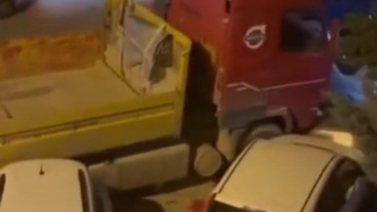 Ankara’da zincirleme kaza: Tır park halindeki 9 araca çarptı