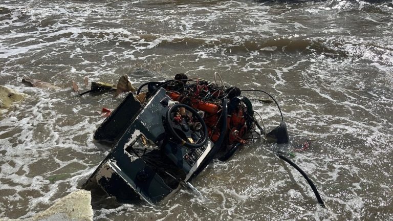 Antalya’da 2 balıkçı alabora olan tekneden yüzerek kurtuldu