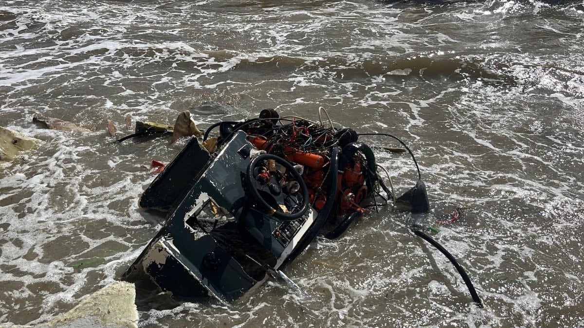 Antalya’da 2 balıkçı alabora olan tekneden yüzerek kurtuldu