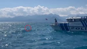 Antalya’da denize açıldığı kano devrildi: Suda 3 saat kurtarılmayı bekledi