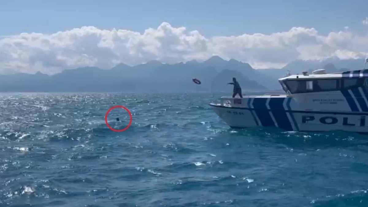 Antalya’da denize açıldığı kano devrildi: Suda 3 saat kurtarılmayı bekledi