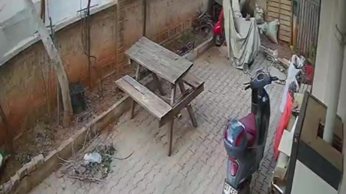 Antalya’da iki motosikletlinin kafa kafaya çarpıştığı kaza kamerada