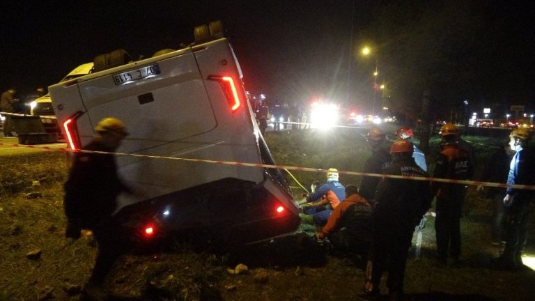 Antalya’da infaz koruma memurlarını taşıyan servis devrildi: 16 yaralı